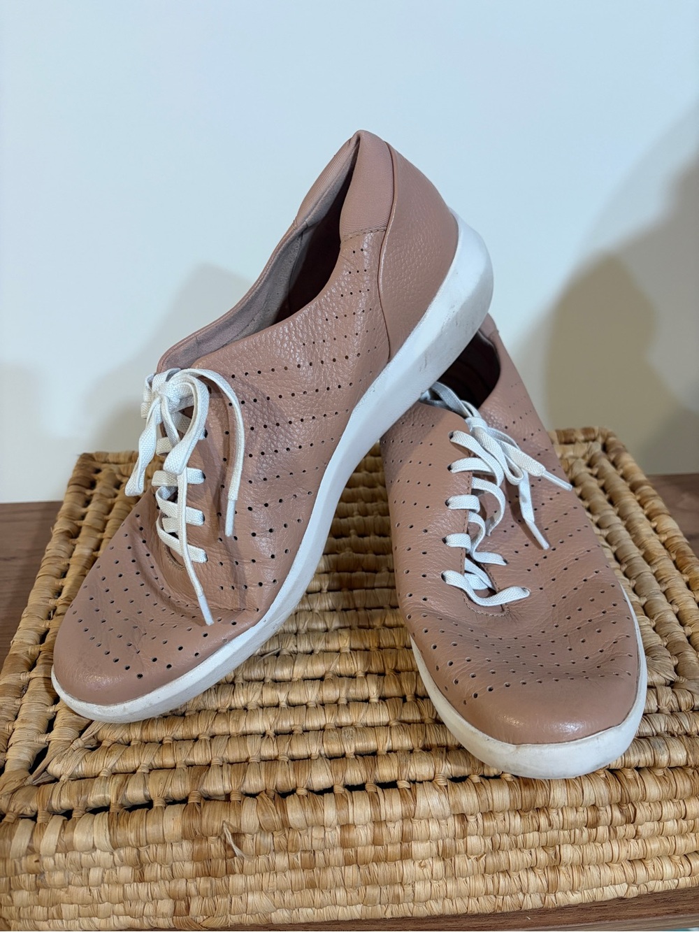 Clarks Women's Collection Kayleigh Aster Dark Blush Sneakers Leather 10 GUC